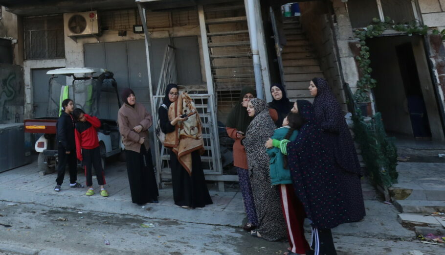 Παλαιστίνιοι εγκαταλείπουν τα σπίτια τους στη Γάζα © EPA/ALAA BADARNEH