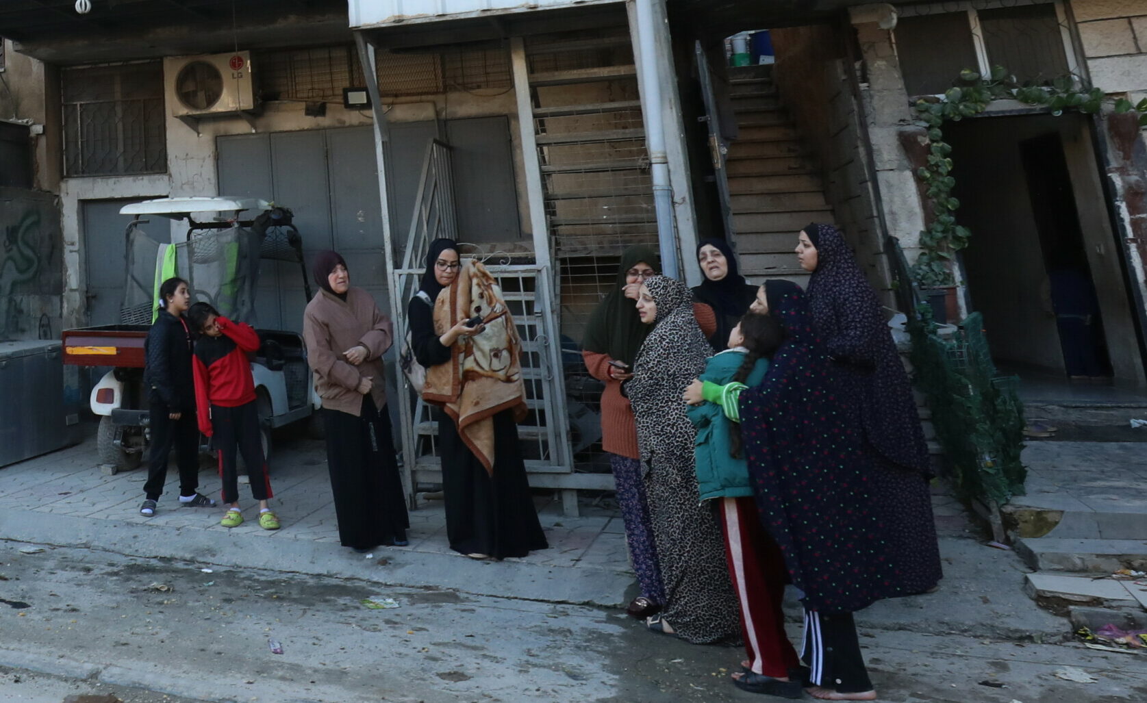 Παλαιστίνιοι εγκαταλείπουν τα σπίτια τους στη Γάζα © EPA/ALAA BADARNEH