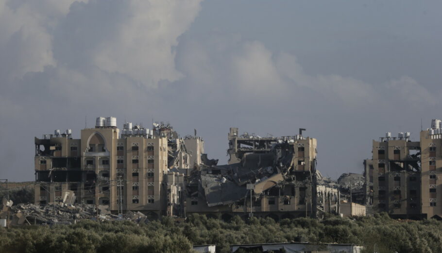 Βομβαρδισμός σε προσφυγικό καταυλισμό στη Γάζα © EPA/MOHAMMED SABER