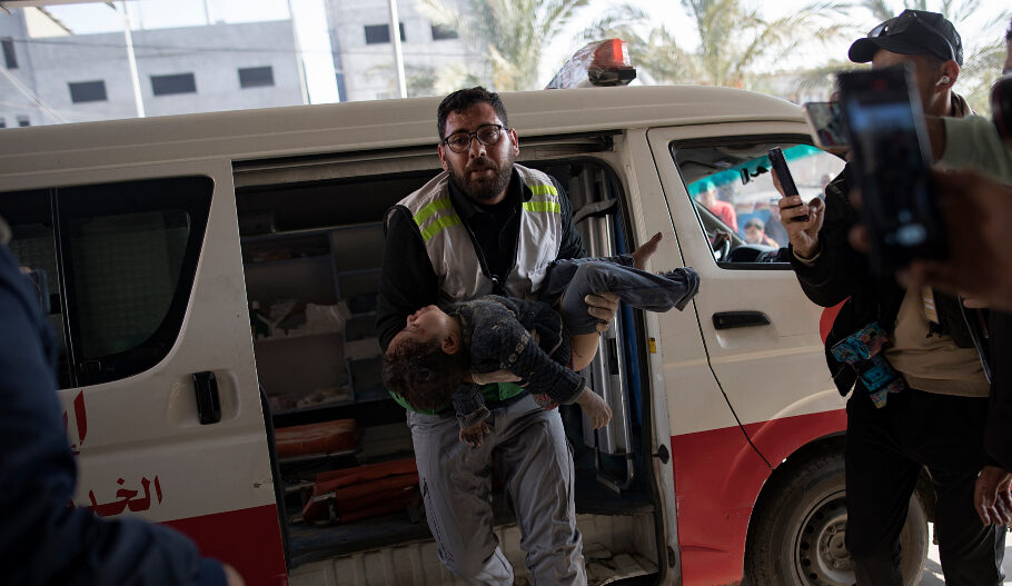 Διασώστες σώζουν παιδί μετά από βομβαρδισμό στη Γάζα © EPA/HAITHAM IMAD