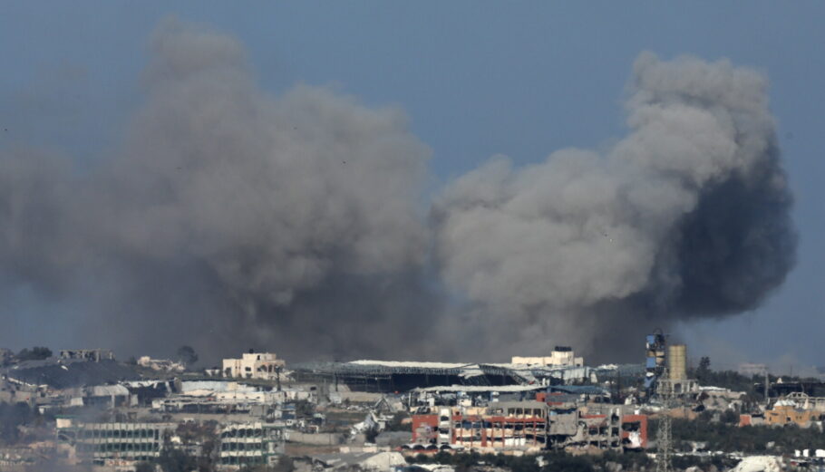 Στιγμιότυπο από επίθεση του Ισραήλ στη Γάζα © EPA/ATEF SAFADI