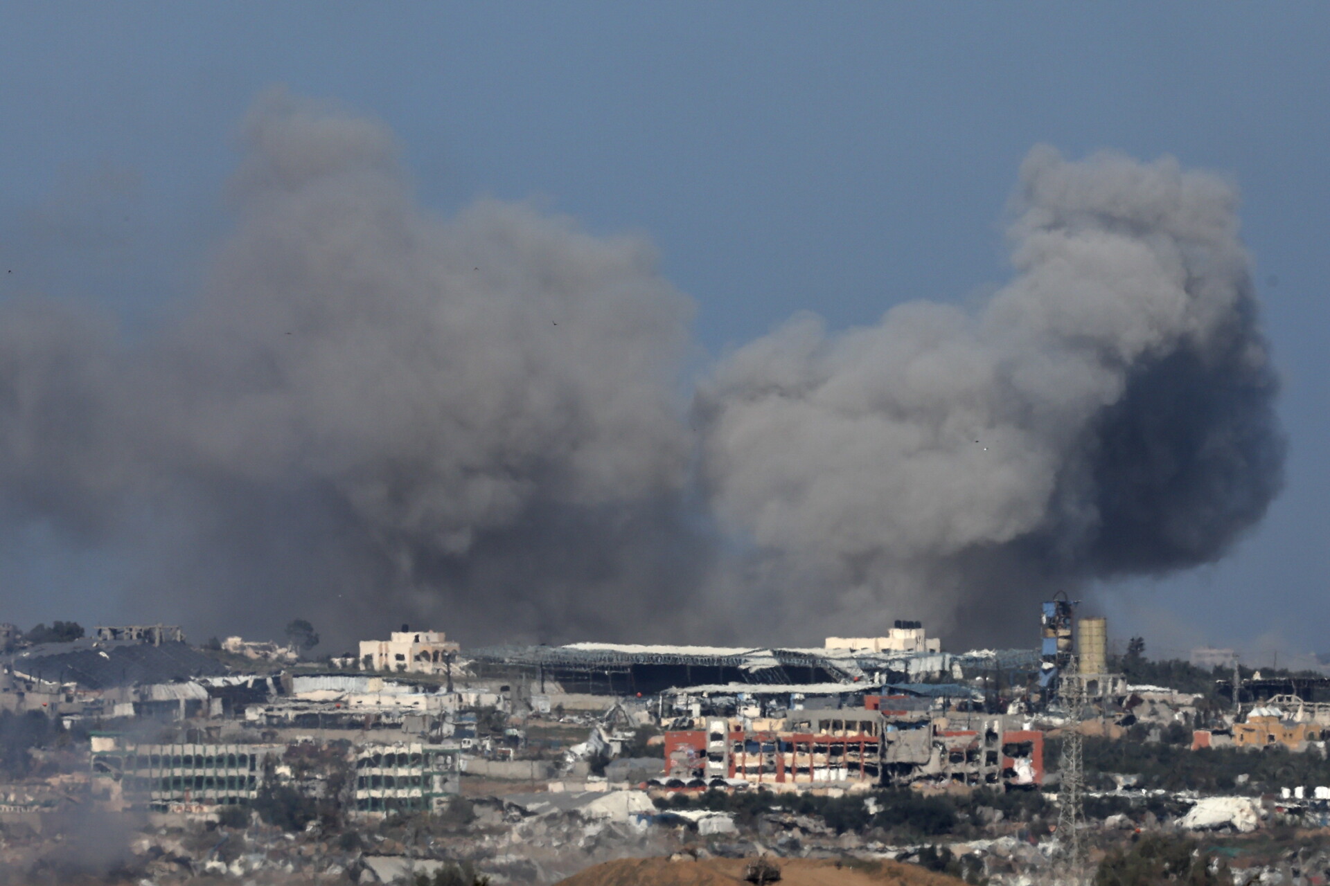 Στιγμιότυπο από επίθεση του Ισραήλ στη Γάζα © EPA/ATEF SAFADI