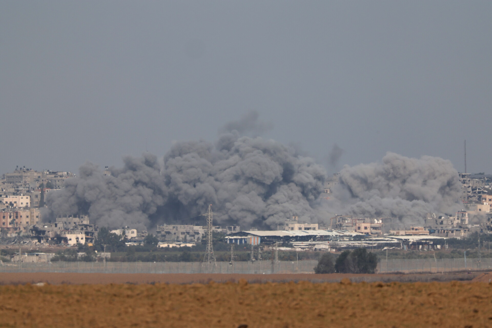 Καπνοί μετά από ισραηλινές επιθέσεις στη Γάζα © EPA/ATEF SAFADI