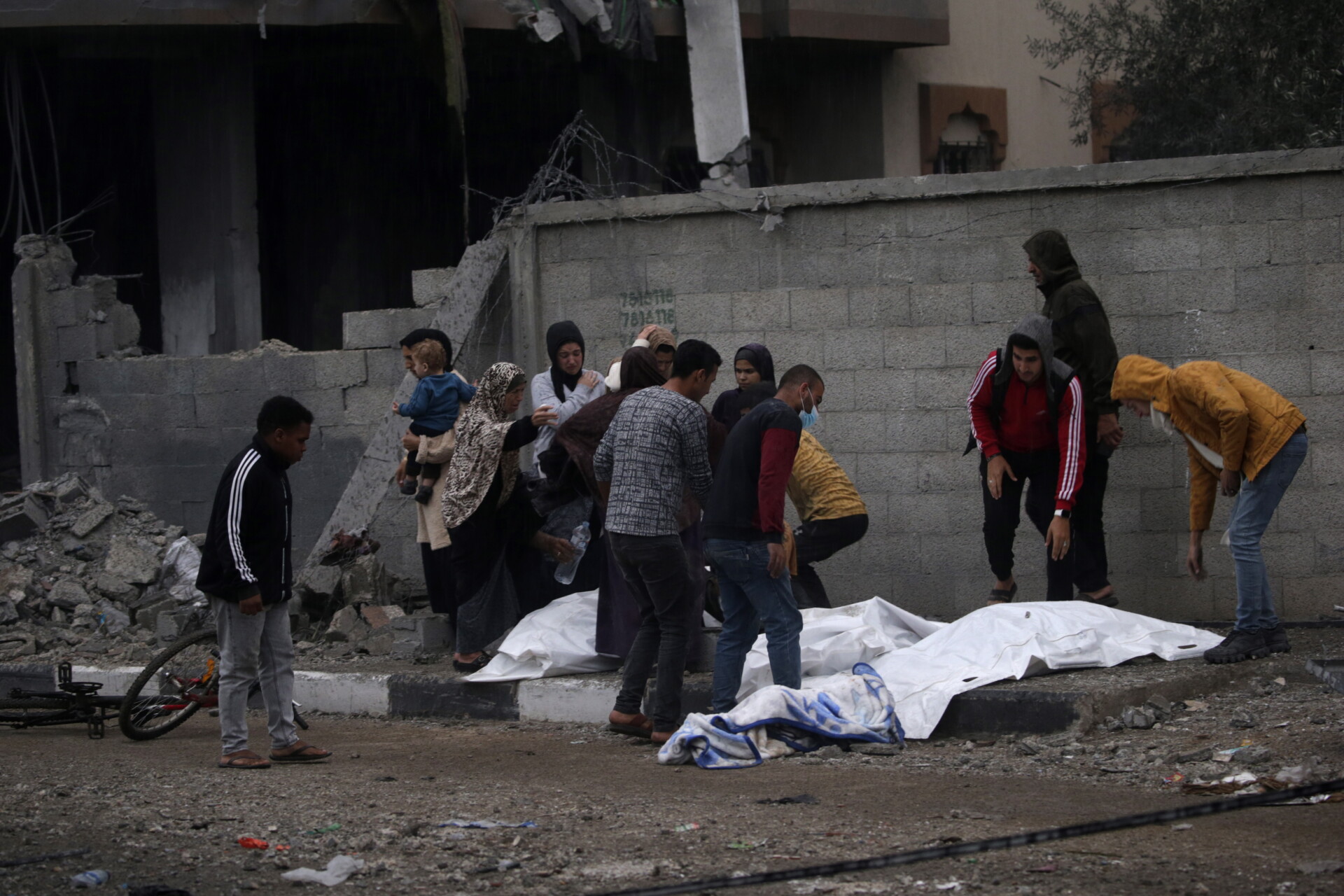 Πολλά τα θύματα στη Γάζα μετά από ισραηλινούς βομβαρδισμούς © EPA/MOHAMMED SABER