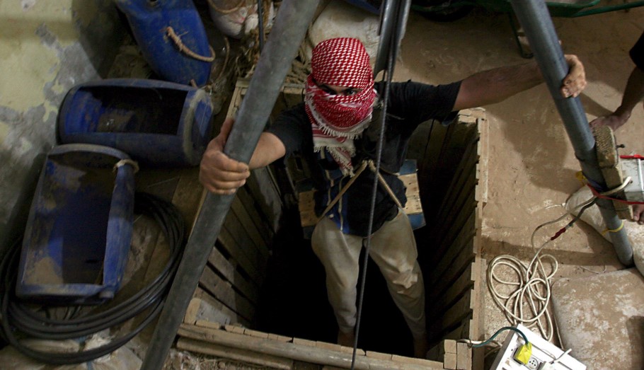 Εξτρεμιστής της Χαμάς βγαίνει από τούνελ στη Γάζα © EPA/ALI ALI