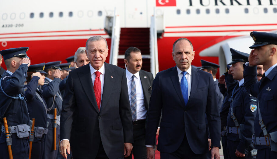Ο υπουργός Εξωτερικών Γιώργος Γεραπετρίτης υποδέχεται τον Τούρκο Πρόεδρο Ρετζέπ Ταγίπ Ερντογάν© ΑΠΕ-ΜΠΕ/ΑΑ/STR
