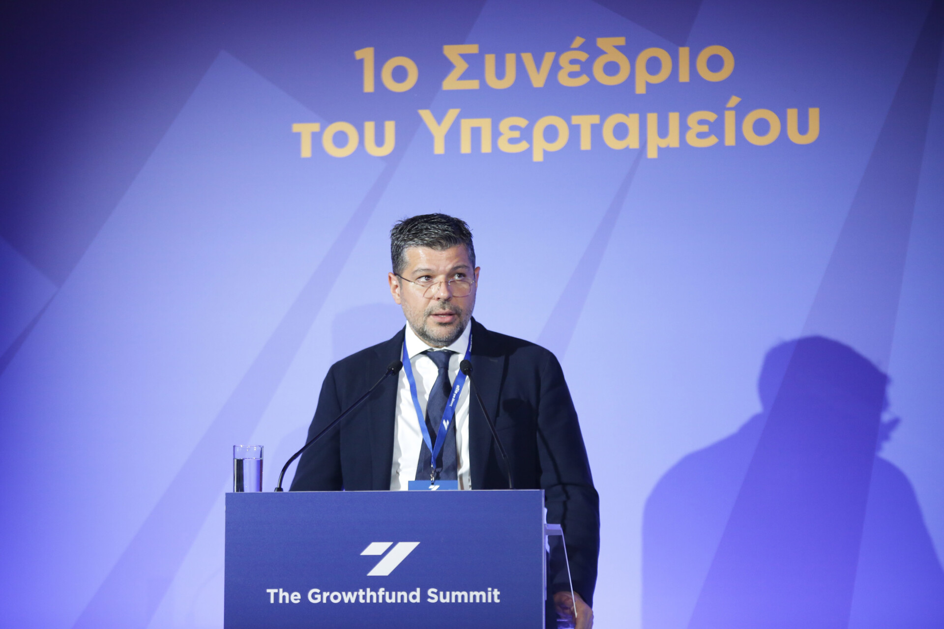 Ο Πρόεδρος & Διευθύνων Σύμβουλος της ΔΕΗ, Γιώργος Στάσσης, στο βήμα του 1ου Growthfund Summit © ΔΤ