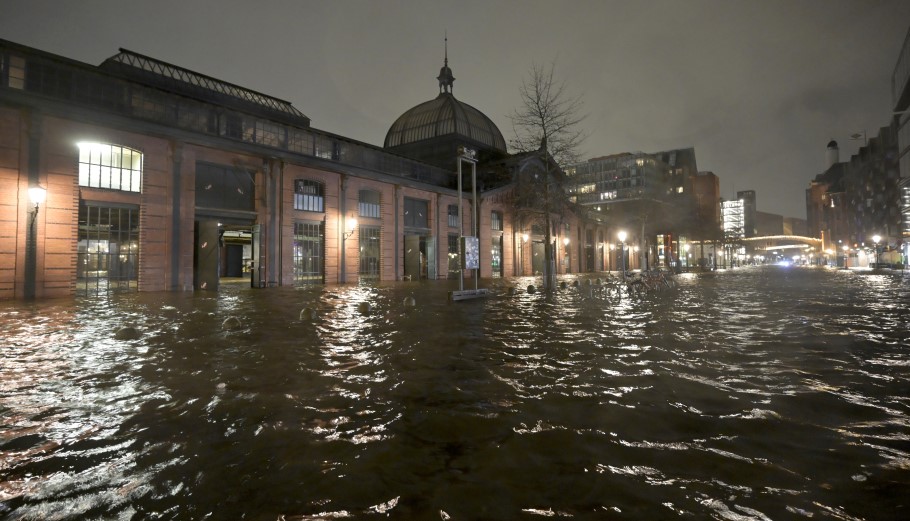 Πλημμύρες στο Αμβούργο από την κακοκαιρία στη βόρεια Γερμανία © EPA/FABIAN BIMMER