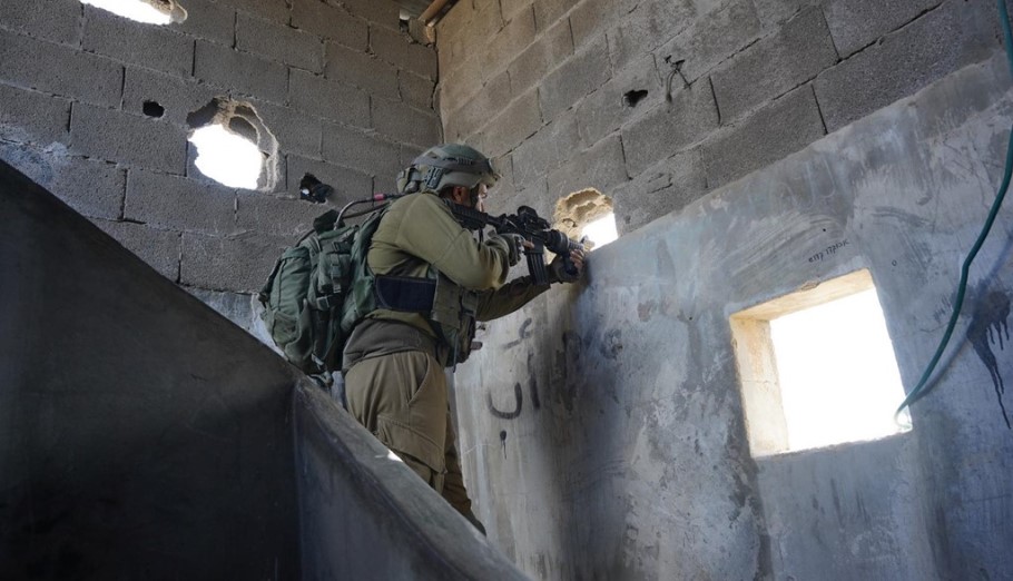 Ισραηλινός στρατιώτης σε κτίριο στη Γάζα με το δάκτυλο στη σκανδάλη © IDF/Twitter