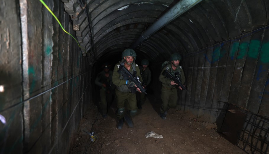 Στρατιώτες του Ισραήλ μέσα σε τούνελ της Χαμάς στη Γάζα © EPA/ATEF SAFADI