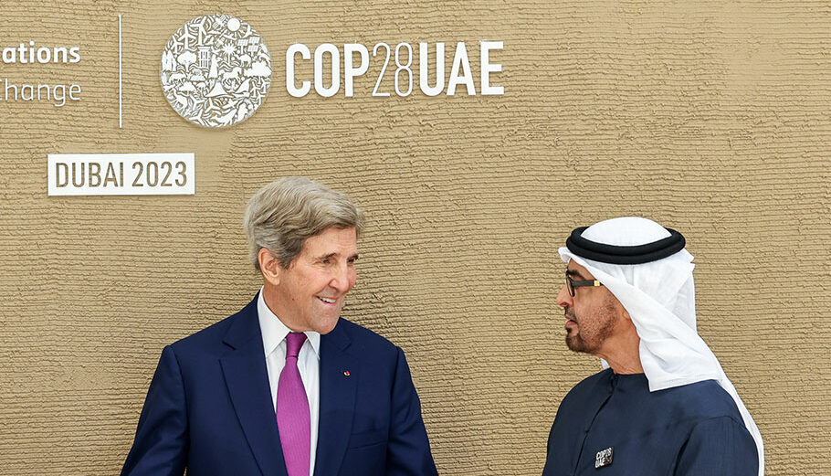 Ο Τζον Κέρι και ο πρόεδρος των ΗΑΕ Μοχάμεντ μπιν Ζαγέντ Αλ Ναχαγιάν © EPA/MAHMOUD KHALED/ UN PRESS OFFICE / HANDOUT