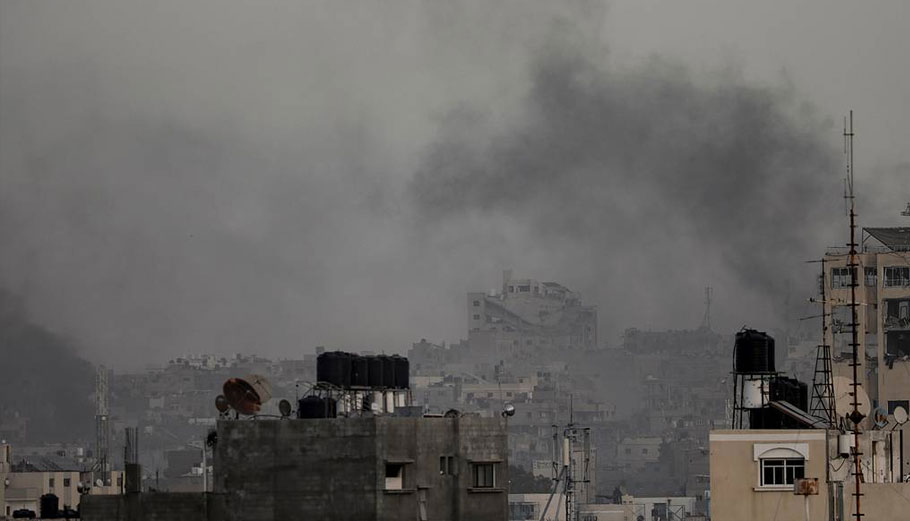 Βομβαδισμοί του Ισραήλ στη Χαν Γιουνίς στη νότια Γάζα © EPA-EFE/HAITHAM IMAD