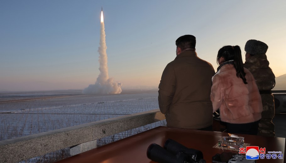Ο Κιμ Γιονγκ Ουν, με την κόρη του, Τζου-ε, παρακολουθεί την εκτόξευση βαλλιστικού πυραύλου © EPA/NORTH KOREA DEFENSE