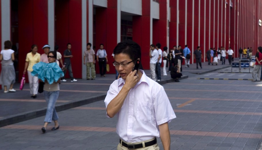 Άνδρας με κινητό τηλέφωνο στο Πεκίνο © EPA/WU HONG