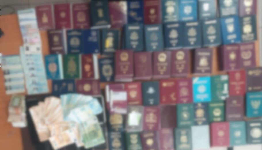Εξαρθρώθηκε κύκλωμα που διακινούσε παράνομα μετανάστες, ενώ πλαστογραφούσαν ταυτότητες και διαβατήρια © ΕΛΑΣ