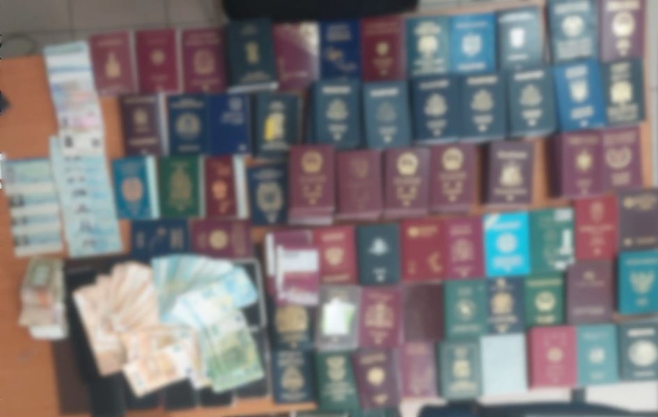 Εξαρθρώθηκε κύκλωμα που διακινούσε παράνομα μετανάστες, ενώ πλαστογραφούσαν ταυτότητες και διαβατήρια © ΕΛΑΣ