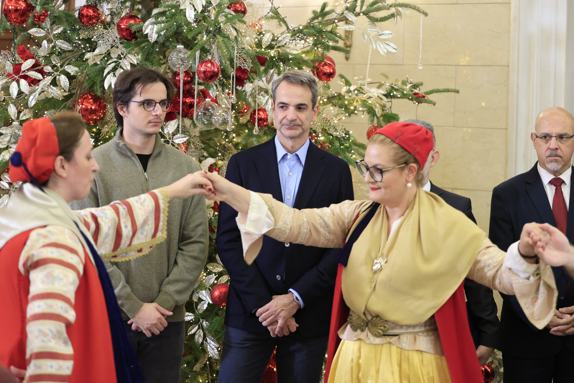 Ο Πρωθυπουργός Κυριάκος Μητσοτάκης ακούει τα κάλαντα των Χριστουγέννων στο Μέγαρο Μαξίμου@eurokinissi