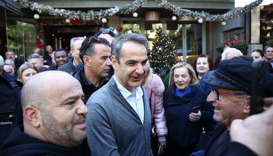 Ο πρωθυπουργός Κυριάκος Μητσοτάκης συνομιλεί με πολίτες σε καφετέρια στο Πέραμα @ΒΑΣΙΛΗΣ ΡΕΜΠΑΠΗΣ/EUROKINISSI)