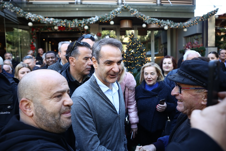 Ο πρωθυπουργός Κυριάκος Μητσοτάκης συνομιλεί με πολίτες σε καφετέρια στο Πέραμα @ΒΑΣΙΛΗΣ ΡΕΜΠΑΠΗΣ/EUROKINISSI)