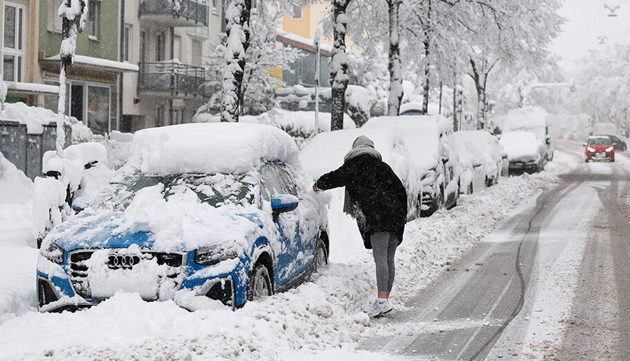 Χιόνια στο Μόναχο © EPA/ANNA SZILAGYI