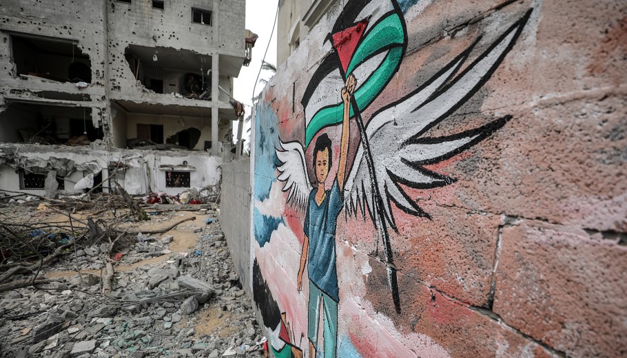 Mural για την Παλαιστίνη σε βομβαρδισμένο κτίριο στη Λωρίδα της Γάζας © EPA/MOHAMMED SABER
