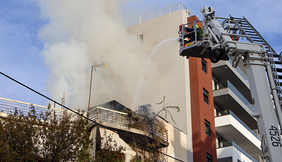 Φωτιά στη Νέα Σμύρνη © EUROKINISSI/ΓΙΑΝΝΗΣ ΠΑΝΑΓΟΠΟΥΛΟΣ