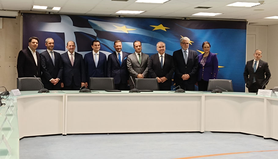 Onex και Attica Group: Έπεσαν οι υπογραφές για ναυπηγήσεις στην Ελευσίνα