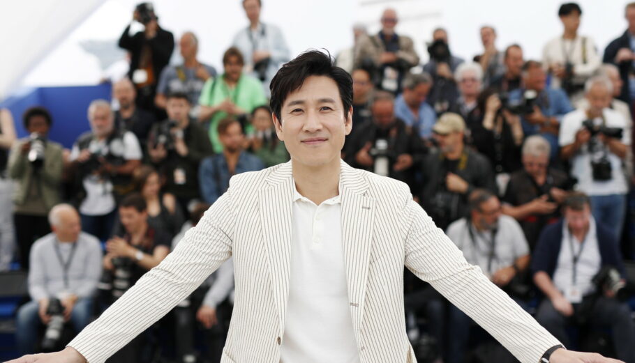 Ο Νοτιοκορεάτης ηθοποιός Λι Σιν-Κγιουν που πρωταγωνίστησε στην ταινία Παράσιτα © EPA/GUILLAUME HORCAJUELO