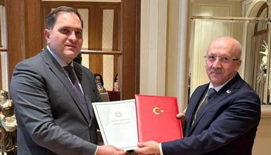 Γιώργος Πιτσιλής, διοικητής ΑΑΔΕ και Sezai Uçarmak, αναπληρωτής υπουργός Εμπορίου της Τουρκίας © ΑΠΕ-ΜΠΕ