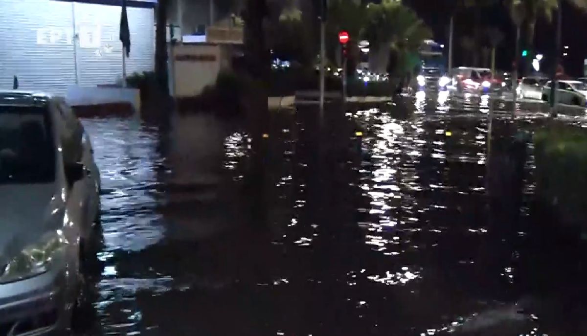 Πλημμυρισμένοι δρόμοι στο Παλαιό Φάληρο © Glomex / Screenshot