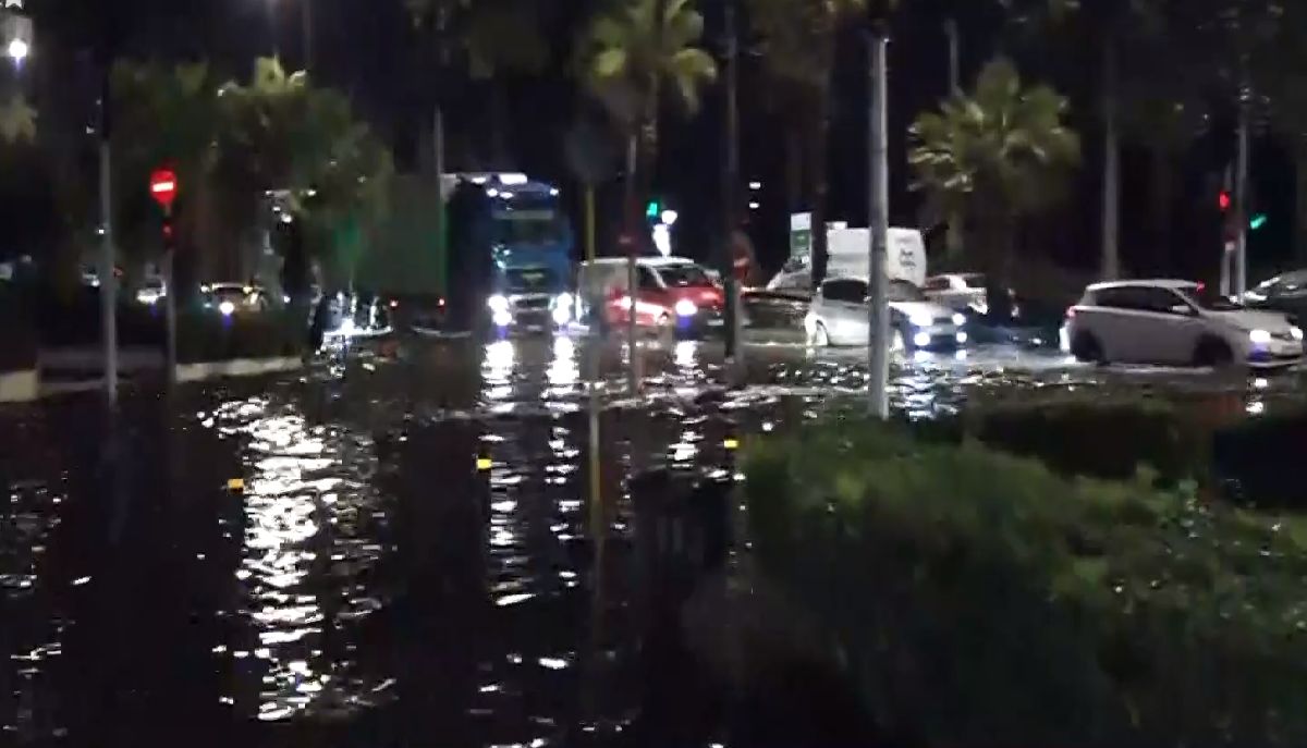 Πλημμυρισμένοι δρόμοι στο Παλαιό Φάληρο © Glomex / Screenshot