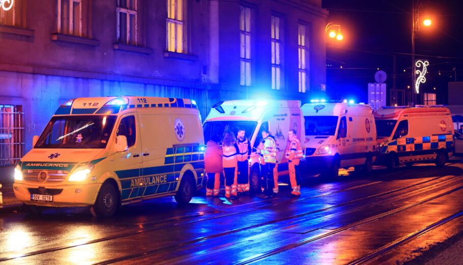 Ασθενοφόρα στο σημείο του μακελειού στην Πράγα © EPA/MARTIN DIVISEK