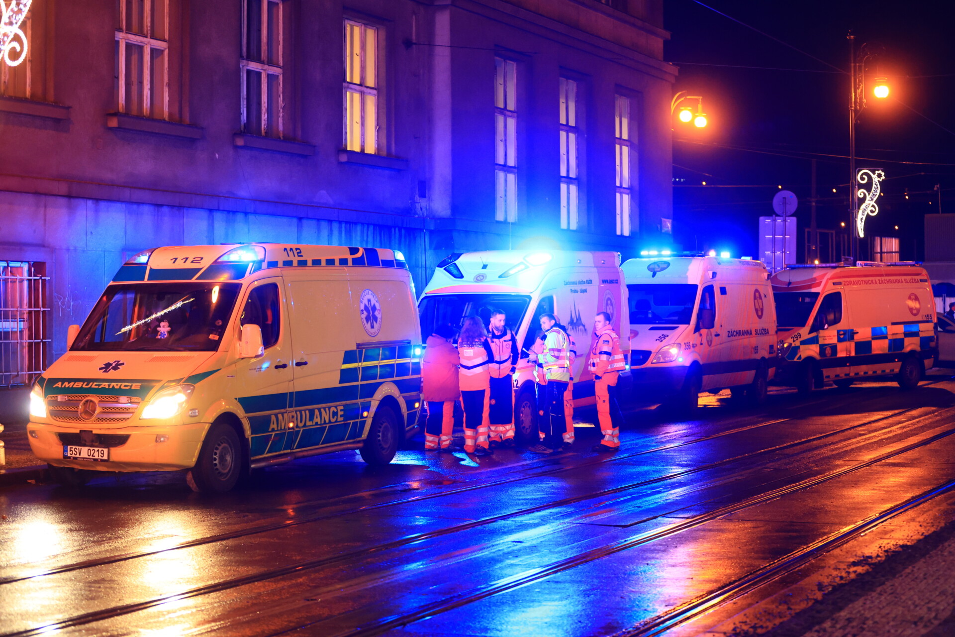 Ασθενοφόρα κοντά στη σκηνή του εγκλήματος στην Πράγα © EPA/MARTIN DIVISEK