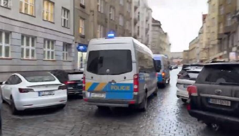 Στιγμιότυπο από την επίθεση στην Πράγα © Twitter printscreen/ČT24