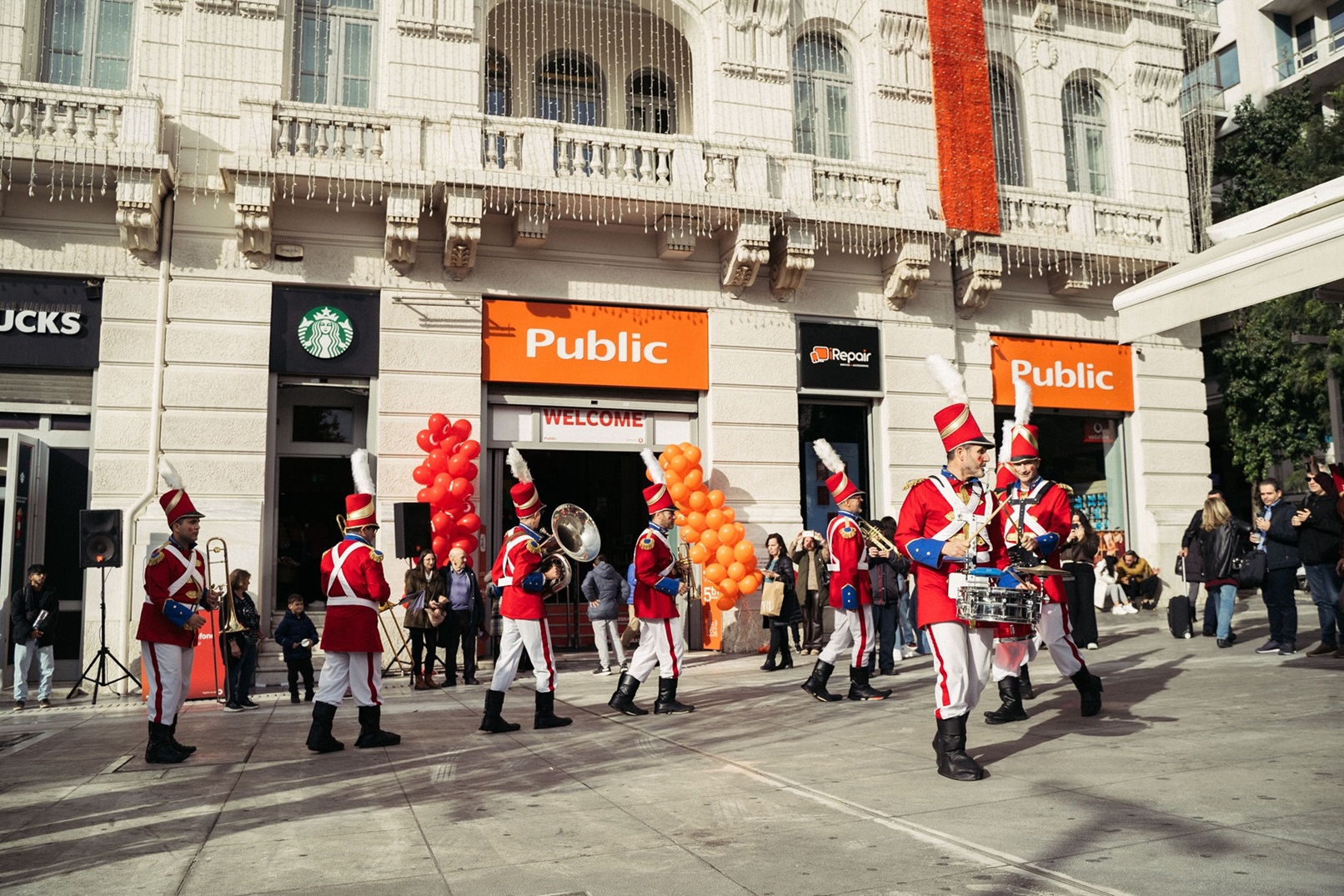 Εγκαίνια του Vodafone shop-in-shop στο κατάστημα Public Συντάγματος@ΔΤ