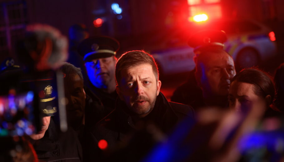 Ο Τσέχος υπουργός Εσωτερικών, Βιτ Ρακούσαν κοντά στο σημείο του εγκλήματος στην Πράγα © EPA/MARTIN DIVISEK