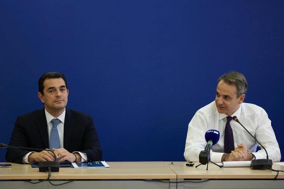 Ο υπουργός Ανάπτυξης Κώστας Σκρέκας μετά την επίσκεψη του πρωθυπουργού Κυριάκου Μητσοτάκη στην έδρα της ΔΙΜΕΑ©ΔΤ