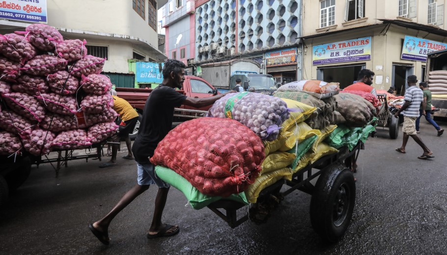 Υπαίθρια αγορά οπωροκηπευτικών στη Σρι Λάνκα © EPA/CHAMILA KARUNARATHNE