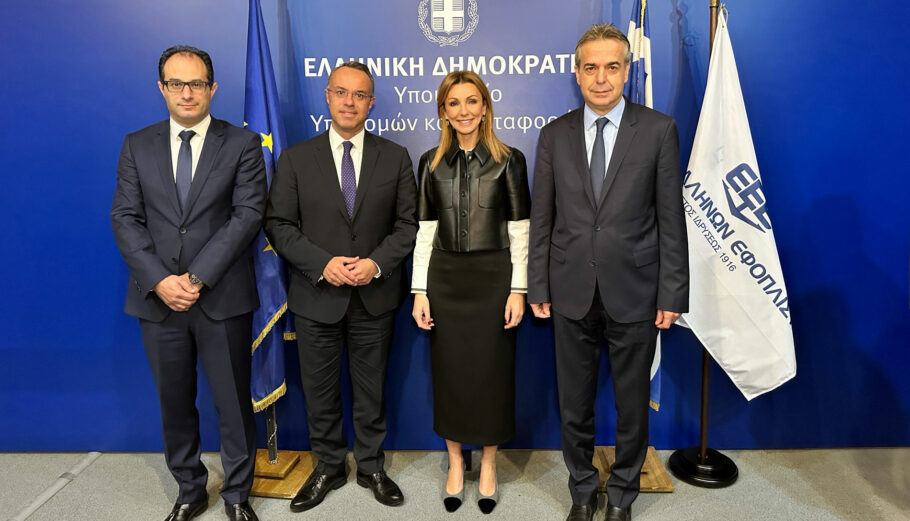 Στις φωτογραφίες εκ μέρους της Ένωσης Ελλήνων Εφοπλιστών, εκτός από τη Μελίνα Τραυλού, απεικονίζονται επίσης ο Αντιπρόεδρος του ΔΣ της ΕΕΕ, Μιχάλης Χανδρής και ο Ταμίας του ΔΣ της ΕΕΕ, Γιάννης Ξυλάς