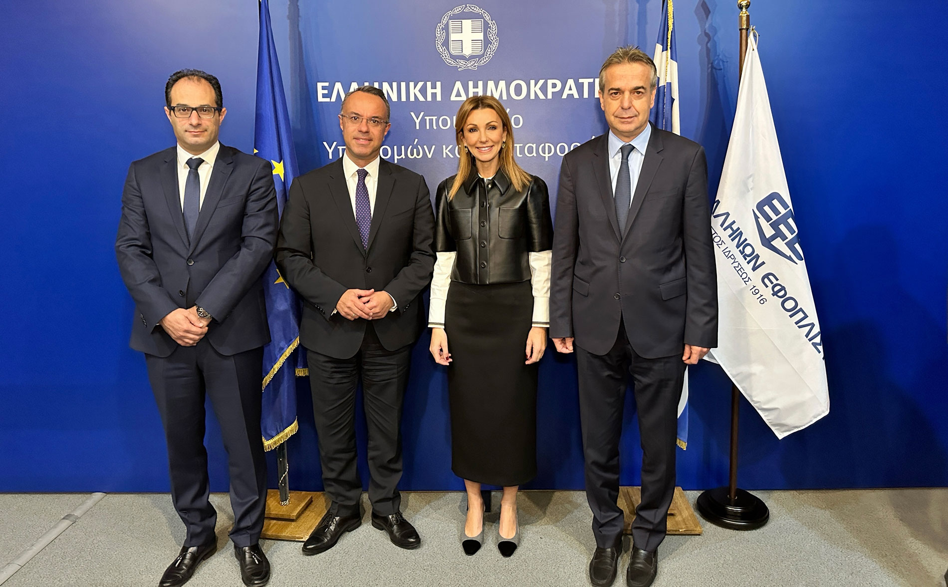 Στις φωτογραφίες εκ μέρους της Ένωσης Ελλήνων Εφοπλιστών, εκτός από τη Μελίνα Τραυλού, απεικονίζονται επίσης ο Αντιπρόεδρος του ΔΣ της ΕΕΕ, Μιχάλης Χανδρής και ο Ταμίας του ΔΣ της ΕΕΕ, Γιάννης Ξυλάς