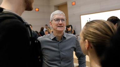 Τιμ Κουκ, CEO της Apple © EPA/PETER FOLEY
