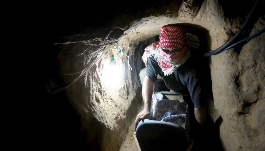 Μαχητής της Χαμάς σε τούνελ στη Γάζα © EPA/ALI ALI