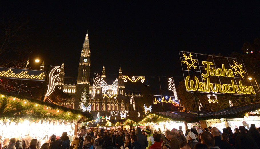 Χριστουγεννιάτικη αγορά της Βιέννης © EPA/HERBERT P. OCZERET
