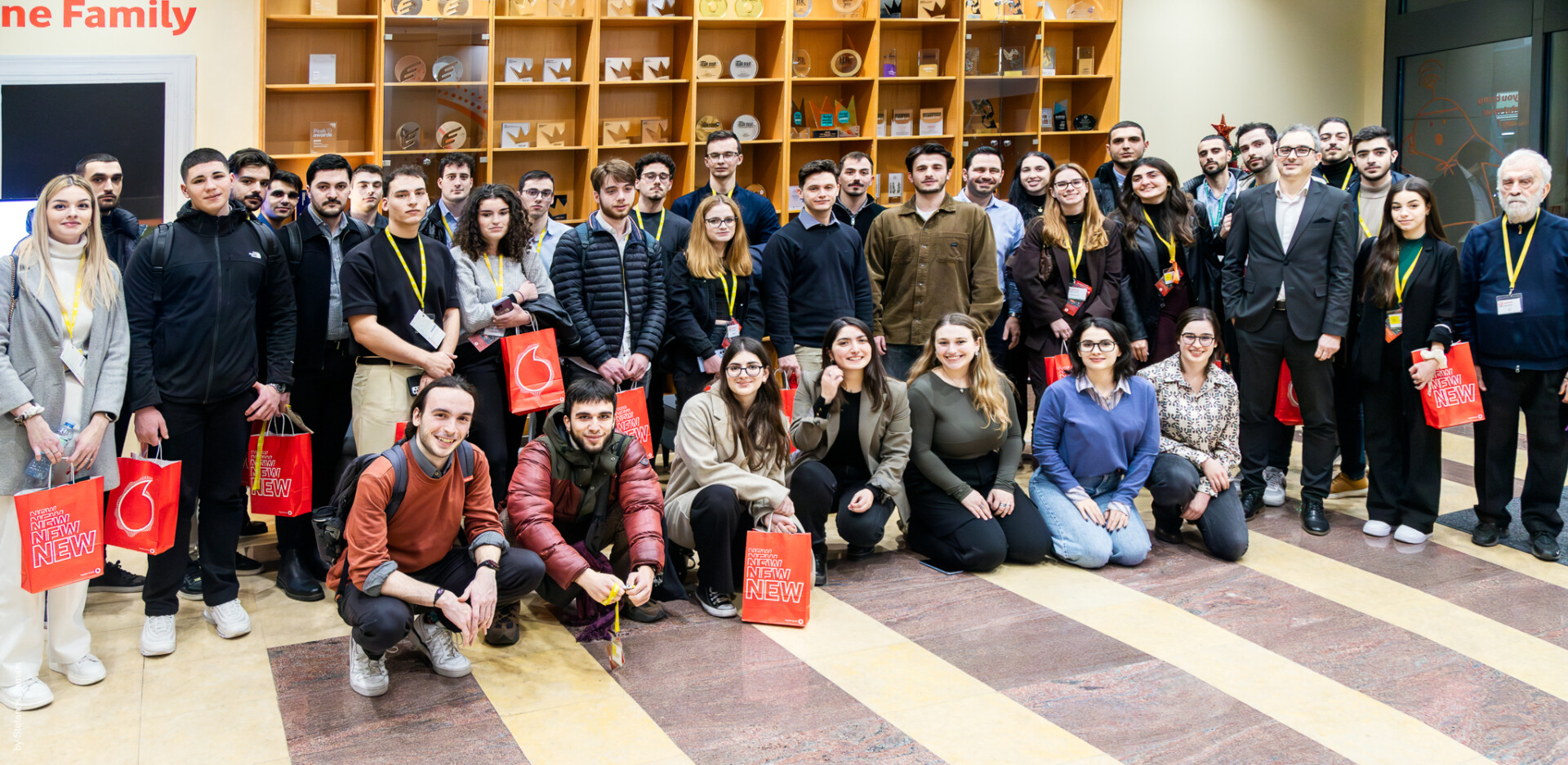 35 φοιτητές και οι φοιτήτριες που επέλεξαν να φιλοξενηθούν στις εγκαταστάσεις της Vodafone είχαν την ευκαιρία να γνωρίσουν τη φιλοσοφία «Together We Can» © Vodafone