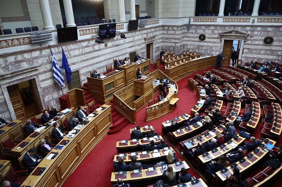 Συζήτηση και ψήφιση στην Ολομέλεια της Βουλής, των άρθρων και του συνόλου του σχεδίου νόμου "Αναμόρφωση επαγγελματικής ασφάλισης, εξορθολογισμός ασφαλιστικής νομοθεσίας, συνταξιοδοτικές ρυθμίσεις, σύστημα διορισμού και προσλήψεων των εκπαιδευτικών της δημόσιας υπηρεσίας απασχόλησης και λοιπές διατάξεις@eurokinissi