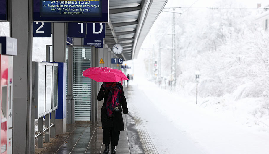 Χιόνια στο Μόναχο © EPA/ANNA SZILAGYI