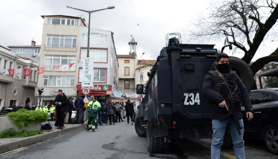 Τούρκοι αστυνομικοί στο σημείο της ένοπλης επίθεσης στη ρωμαιοκαθολική εκκλησία στην Κωνσταντινούπολη©EPA/ERDEM SAHIN