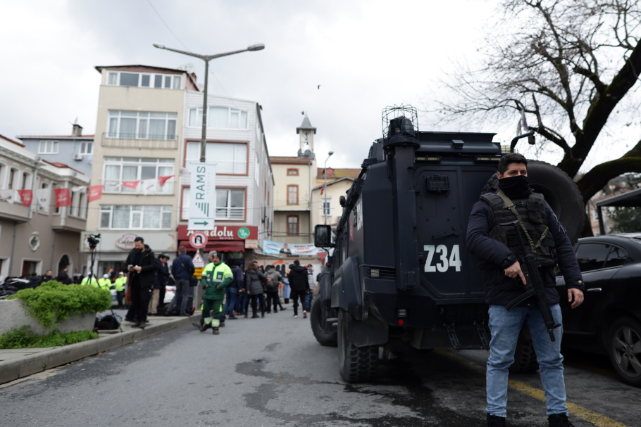 Τούρκοι αστυνομικοί στο σημείο της ένοπλης επίθεσης στη ρωμαιοκαθολική εκκλησία στην Κωνσταντινούπολη©EPA/ERDEM SAHIN