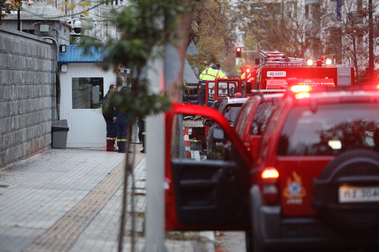 Υπό μερικό έλεγχο η φωτιά σε αποθήκη του Μεγάρου Μαξίμου