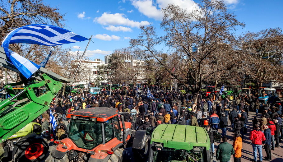 Συγκέντρωση αγροτών στην πλατεία της Λάρισας με τρακτέρ©EUROKINISSI